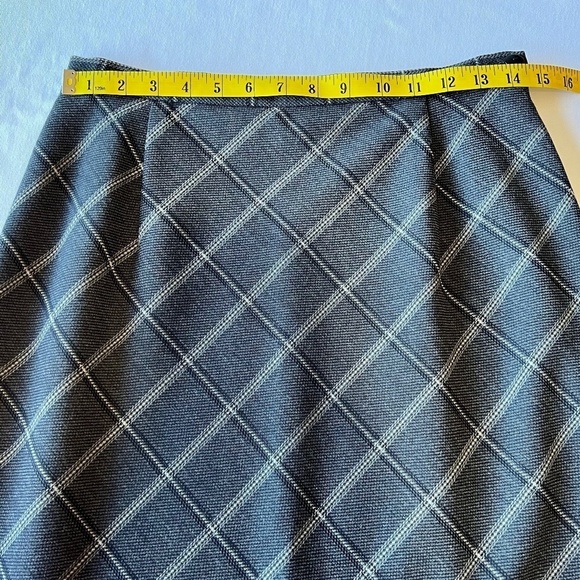 Gianni lined 100% wool plaid A line skirt - Picture 4 of 11